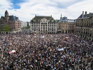 Spoedadvies van RIVM voor bezoekers van demonstratie op de Dam
