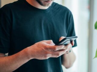 Minderjarige jongens halen ton binnen door afpersen met naaktfoto's