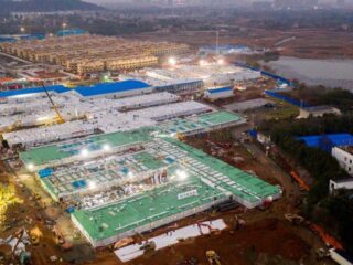 China bouwt in acht dagen ziekenhuis voor patiënten coronavirus