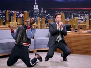 Idris Elba zingt 'I'll Make Love To You' in bijzonder karaokespel