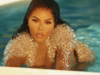 Zelfverzekerde Lil' Kim is de 'Nasty One' in haar nieuwe clip