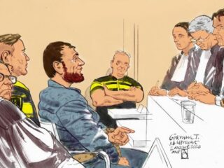 Gökmen T. spuugt op eigen advocaat tijdens proces