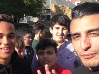 VIDEO: Soufiane Touzani en Justin Kluivert doen Boom Challenge