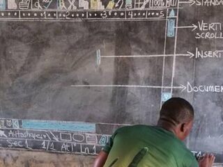 Microsoft helpt Ghanese leraar die ICT via schoolbord moet geven