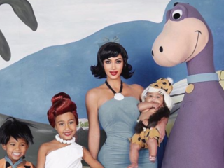 Kim, Kanye en kids op de foto als The Flintstones (met photoshopfail)