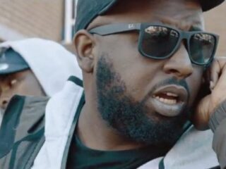 Bartofso vlucht voor rechercheurs in zijn nieuwe videoclip Recha's