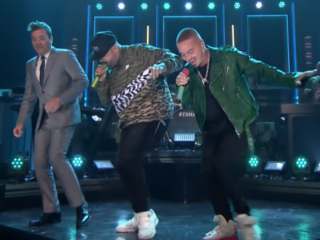 Nicky Jam en J Balvin doen medley bij Jimmy Fallon
