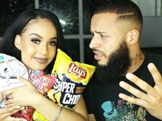 VIDEO: Terroll & Nakita proberen Nederlandse snacks