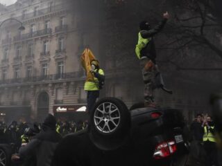 Waarom vinden er hevige protesten plaats in Frankrijk van mensen in gele hesjes?