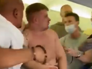 Vechtpartij om mondkapje in KLM-vliegtuig naar Ibiza