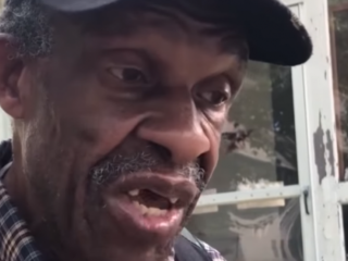 Deze bejaarde man (99) gaat ver voor zijn grote liefde