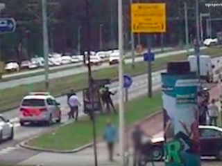 Nieuwe beelden van man die agent knock-out sloeg bij Rotterdamse trouwstoet