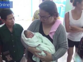 Baby overleeft val van vijfde verdieping door bananenbladeren