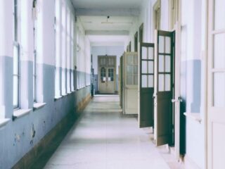 Directeur verandert racistische regels voor haardracht op Engelse school