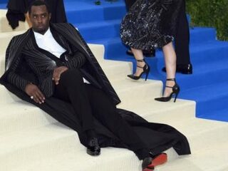 Photoshoppers gaan los met foto van P. Diddy liggend op de rode loper