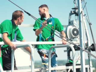 Angstige Josylvio hangt aan een hoog gebouw