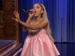 Ariana Grande zingt hilarische diva-versie van God's Plan