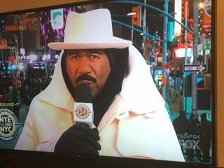 Dit is waarom Steve Harvey's New Years Eve-outfit uitgelachen wordt