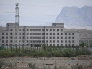 'Tienduizenden Oeigoeren werken onder dwang in fabrieken voor grote merken'