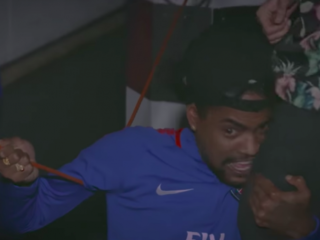 Sidney schreeuwt als een meid in spookhuis met Ouassima