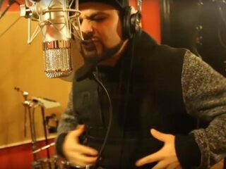 T-Slash spit lyrics uit de jaren 90 alsof het keiharde trap is in Cotton Eye Hoe