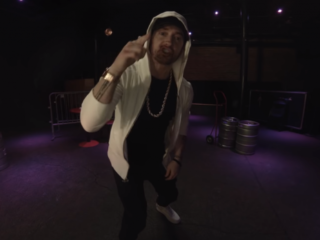 Fans van Ariana Grande boos op Eminem door lines over aanslag Manchester in freestyle