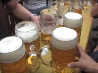 Politie pakt baby af van stomdronken vader op Oktoberfest