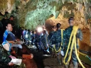 Vermiste Thaise voetballers levend teruggevonden in grot