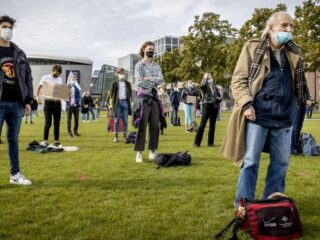 Studenten in Amsterdam demonstreren tegen online onderwijs