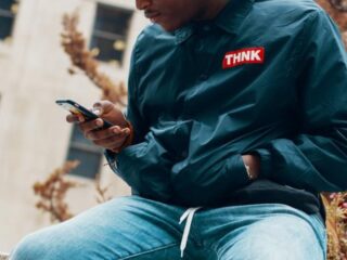 Gemeente Utrecht helpt jongeren met financiële struggles via WhatsApp