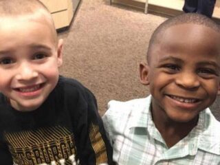 Jax wil hetzelfde kapsel als zijn vriendje: ''Dan kan de juf ons niet uit elkaar houden''