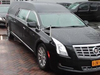 Jongeren bekogelen rouwstoet met vuurwerk