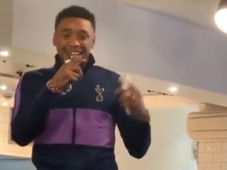 Steven Bergwijn rapt Broederliefde-tune bij ontgroening