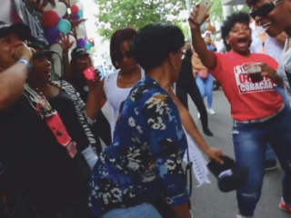 VIDEO: Freddy Moreira uit z'n dak op het Zomercarnaval