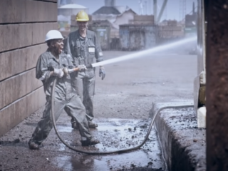 Rarko werkt een dagje hard mee in de Rotterdamse haven