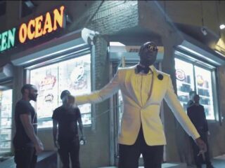 VIDEO: Meek Mill keert strak in het pak terug naar zijn oude buurt