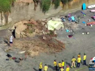 Drie strandgangers dood door vallend stuk rots