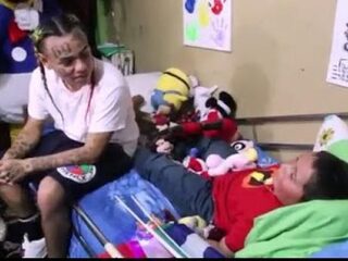 6ix9ine vervult laatste wens ongeneeslijk zieke fan (5)