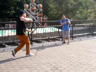 VIDEO: Gast knipt selfie sticks toeristen door met tang