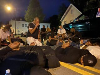 Schokkende beelden tonen hoe Amerikaanse zwarte man stikt door politie