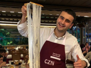 Turkije heeft na Salt Bae nu ook Smiley Bae