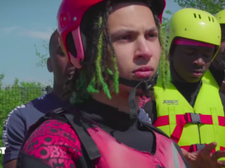 Leafs en Jacin Trill voeren lachwekkende strijd op Wipe Out-baan