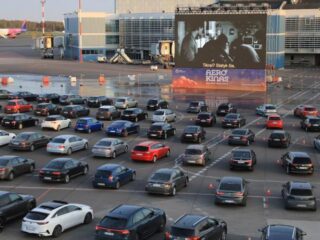 Litouwen benut vliegveld als drive-in bioscoop tijdens coronacrisis