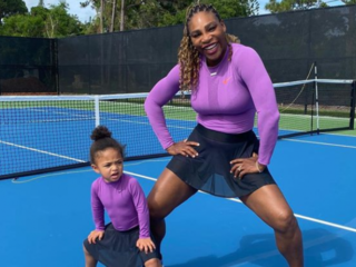 Serena Williams speelt potje tennis met 2-jarig dochtertje in matchende outfits