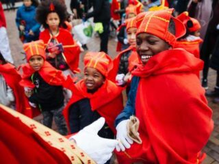 Zo kleurrijk zag de Sinterklaasintocht in de Bijlmer eruit