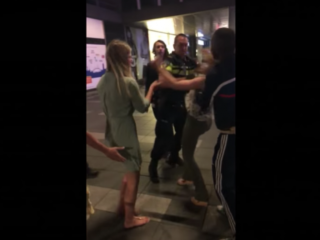 Agent stompt dronken vrouw vol in gezicht