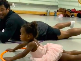 Cuteness alert: Ciara's man doet mee met balletles van 2-jarige dochter