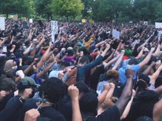 Ruim 60.000 demonstranten herdenken George Floyd samen met zijn familie in Houston