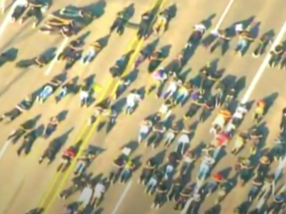Liggend protest op brug in Portland gaat viraal