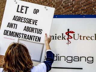 Abortusbuddy's gaan vrouwen langs intimiderende demonstranten helpen